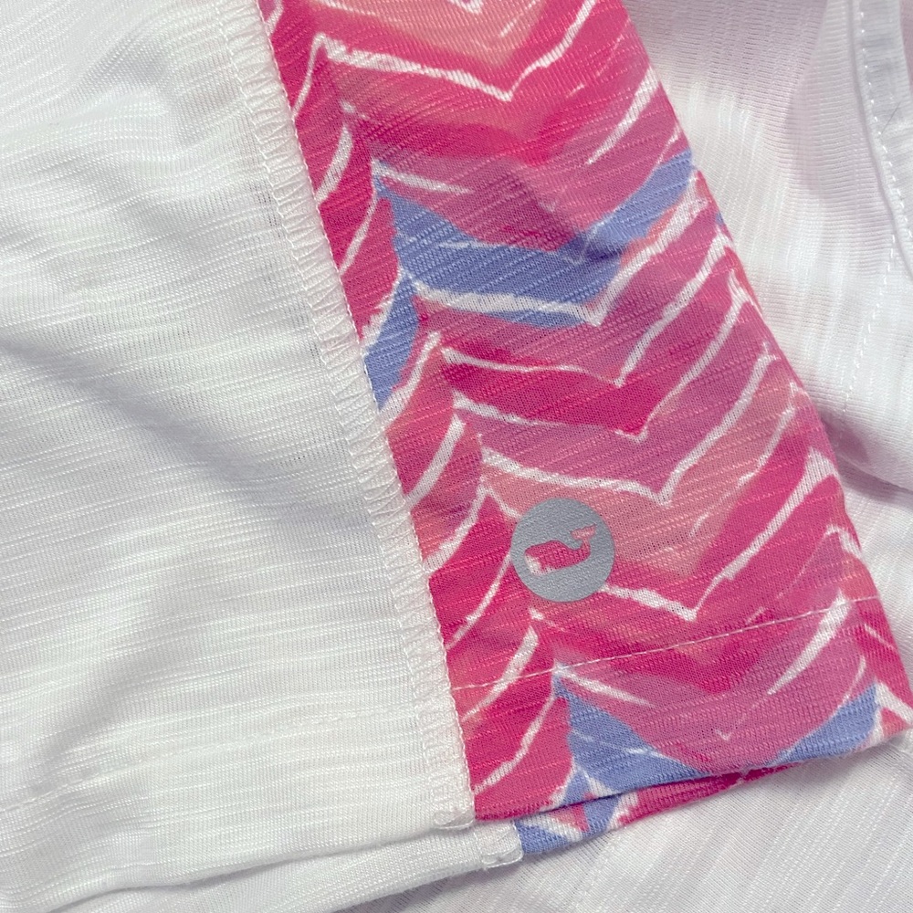 VINEYARD VINES Painted Whale Tail
Racerback Performance Sport Tank
Size XS